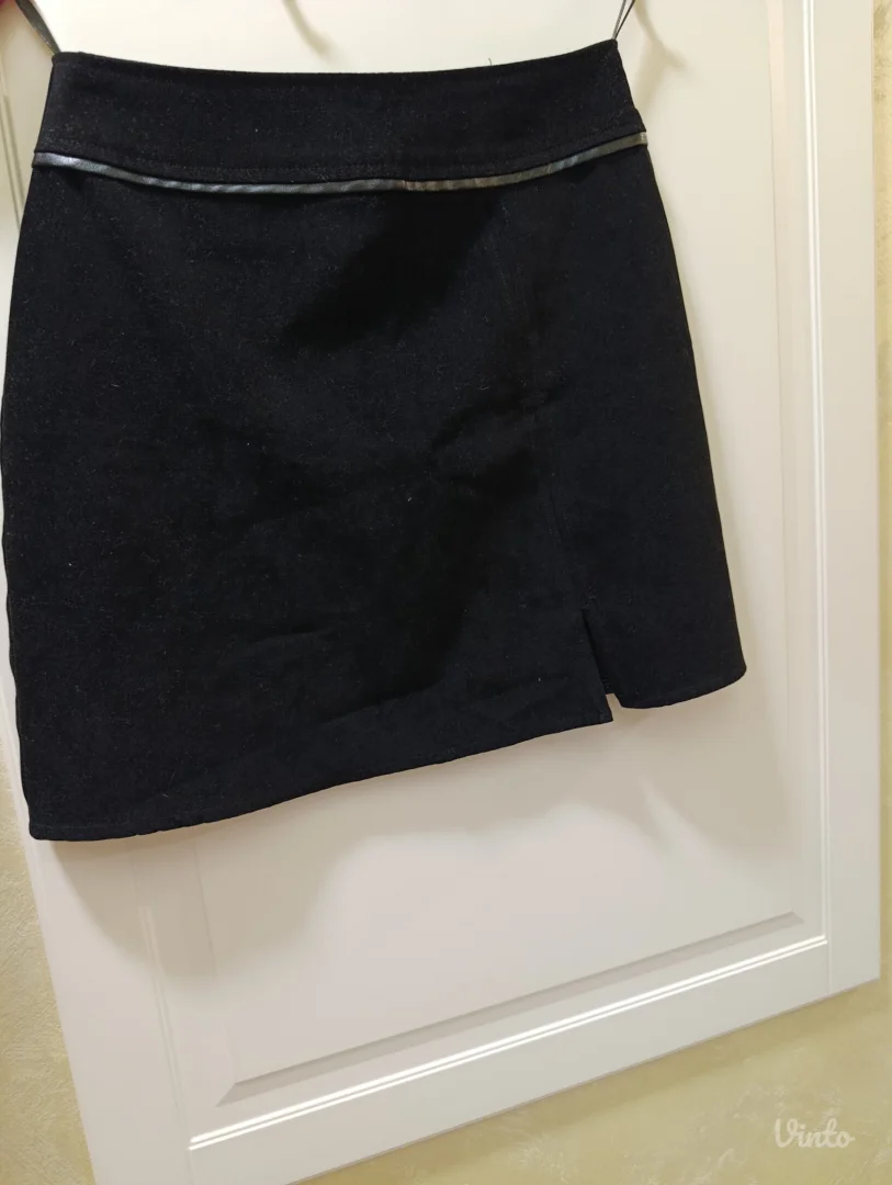 Crna mini suknja