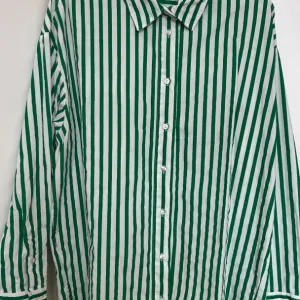 Oversize Bershka prugasta košulja