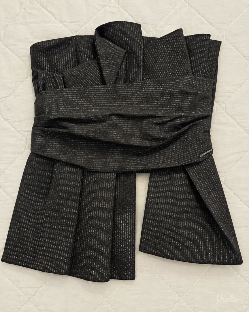 PS Fashion crni top sa etiketom