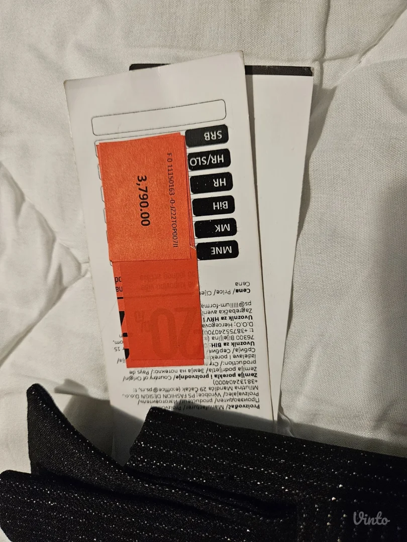 PS Fashion crni top sa etiketom