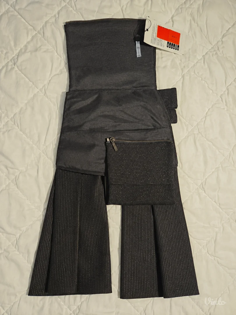 PS Fashion crni top sa etiketom