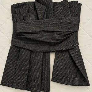 PS Fashion crni top sa etiketom