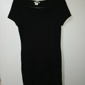 H&M crna haljina