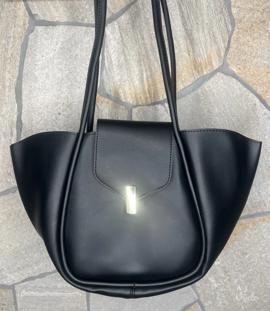 Nova crna prelepa torba