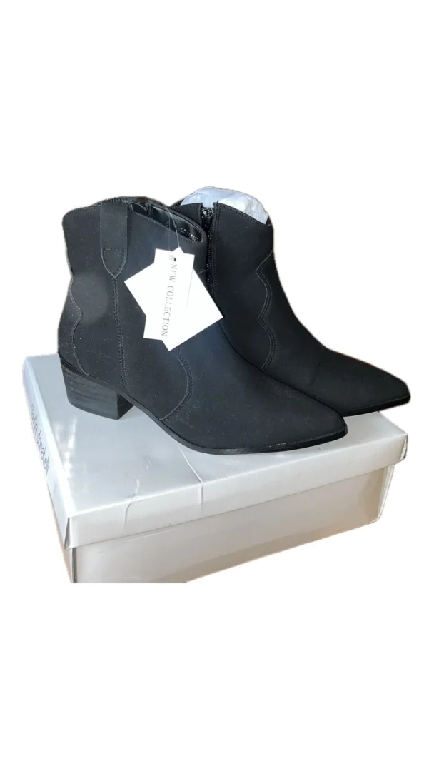 Nove kaubojke sa etiketom