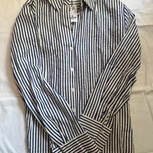 Nova stradivarius košulja sa etiketom