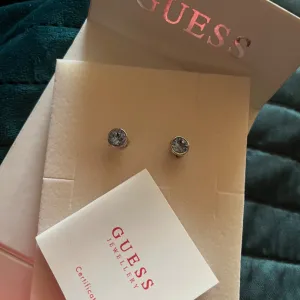 Guess mindjuše nove