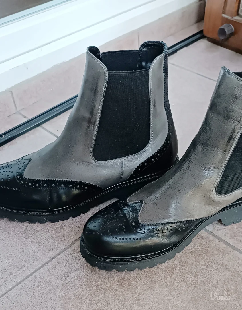 A. Rossi kožne čizme, perfektne