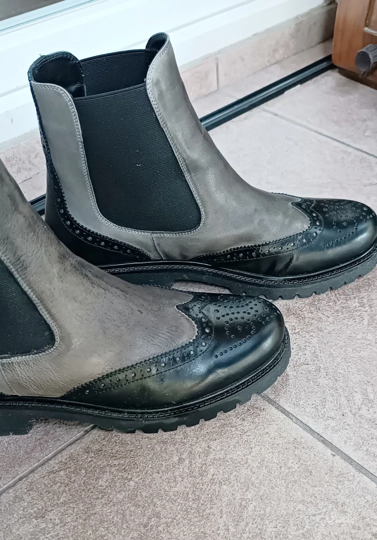 A. Rossi kožne čizme, perfektne