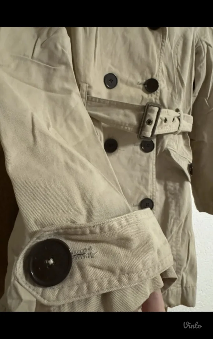 Bež ženski trenč kaput sa duplim kopčanjem