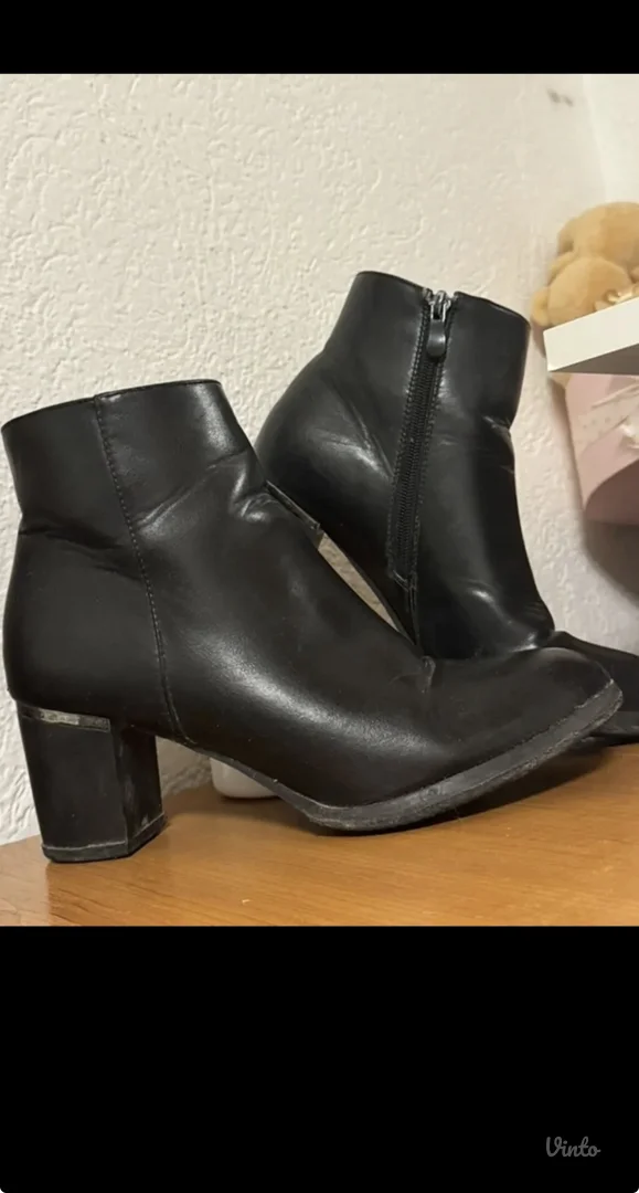 Crne ženske gležnjače sa blok petom