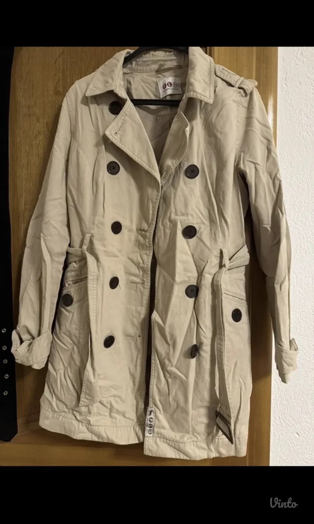 Bež ženski trenč kaput sa duplim kopčanjem