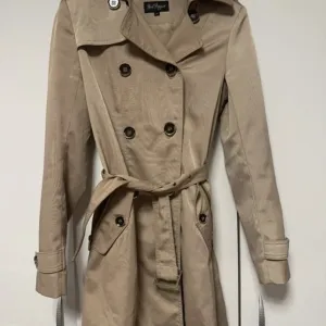 Bež ženski trenč kaput