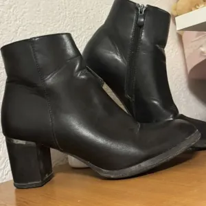 Crne ženske gležnjače sa blok petom