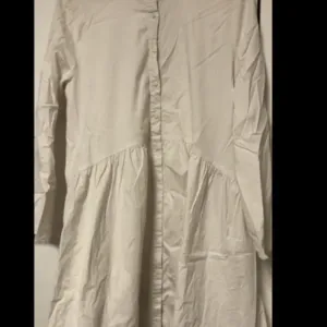 Ženska košulja-haljina, krem/bela boja.