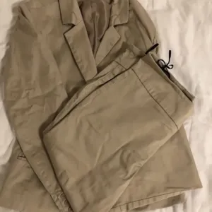 Bež ženski komplet – sako i pantalone