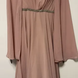 Kratka elegantna haljina u puder‑roze boji