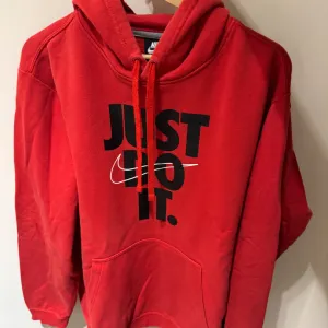 Nike muski duks sa kapuljacom