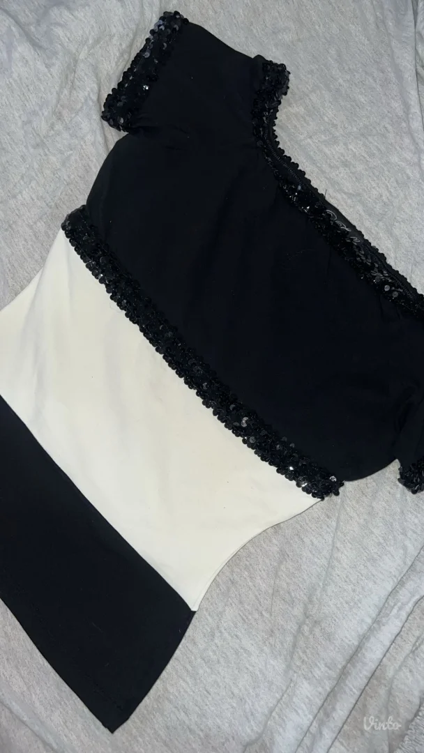 Crno bela majica na kratke rukave