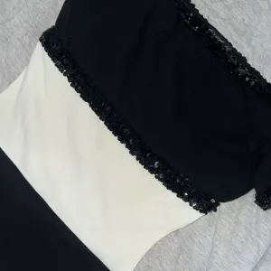 Crno bela majica na kratke rukave