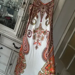 Prelepa sarena haljina