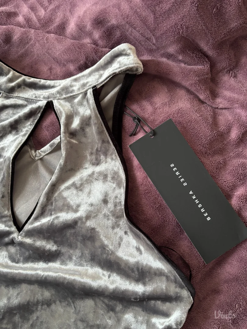 Bershka plišana haljina sa etiketom L