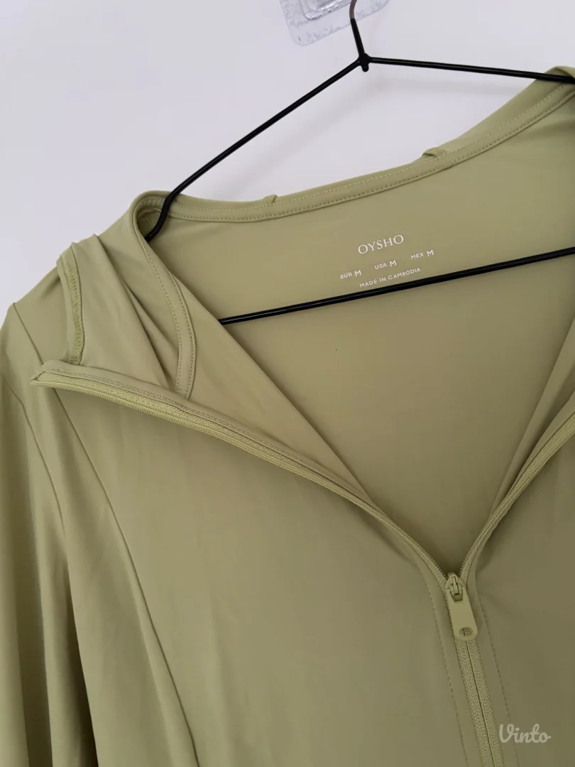 Oysho sportska jaknica sa kapuljačom M