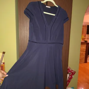 HM tamni teget haljinica 42