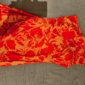 Letnja narandzasta haljina na jedno rame