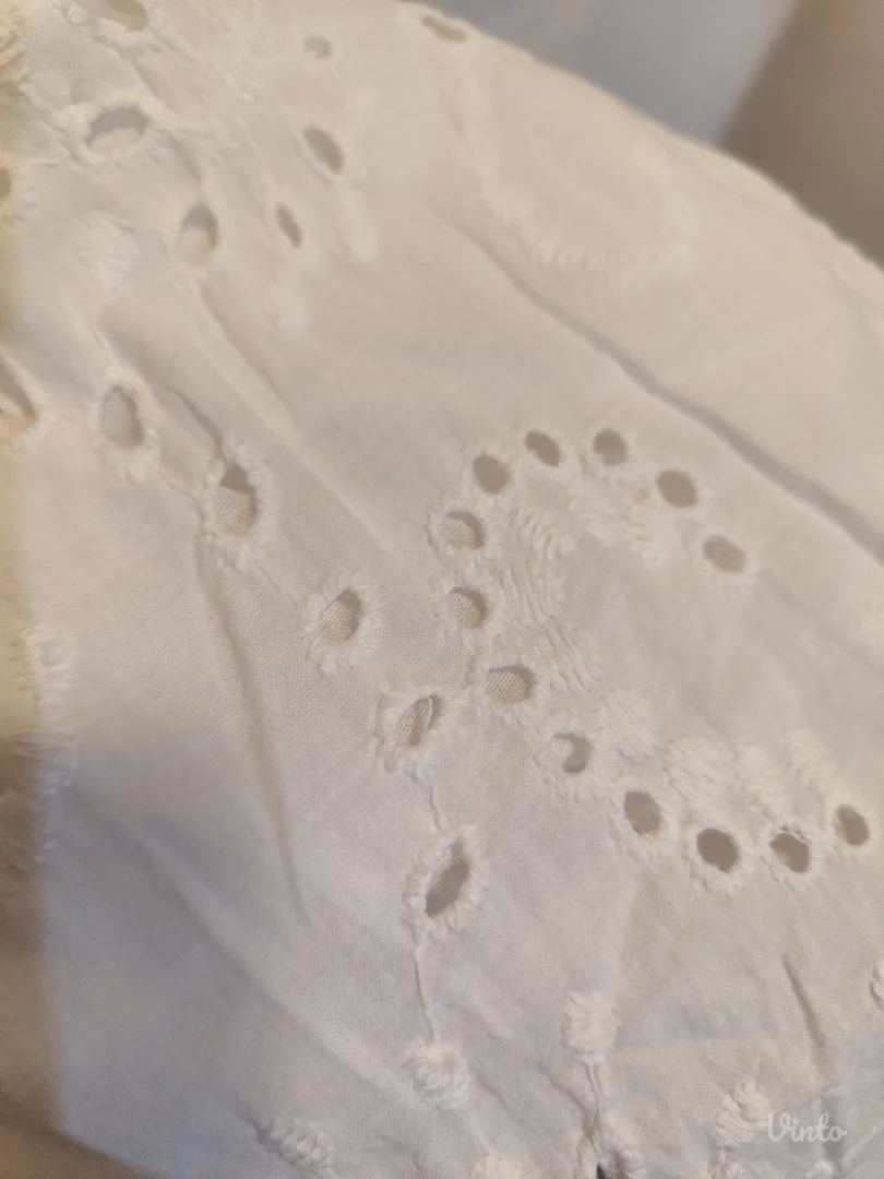 Bele čipkane pantalone