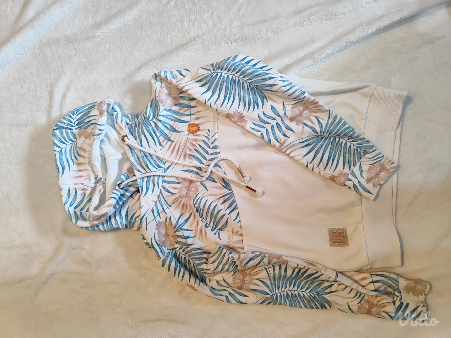 Beli duks sa kapuljačom