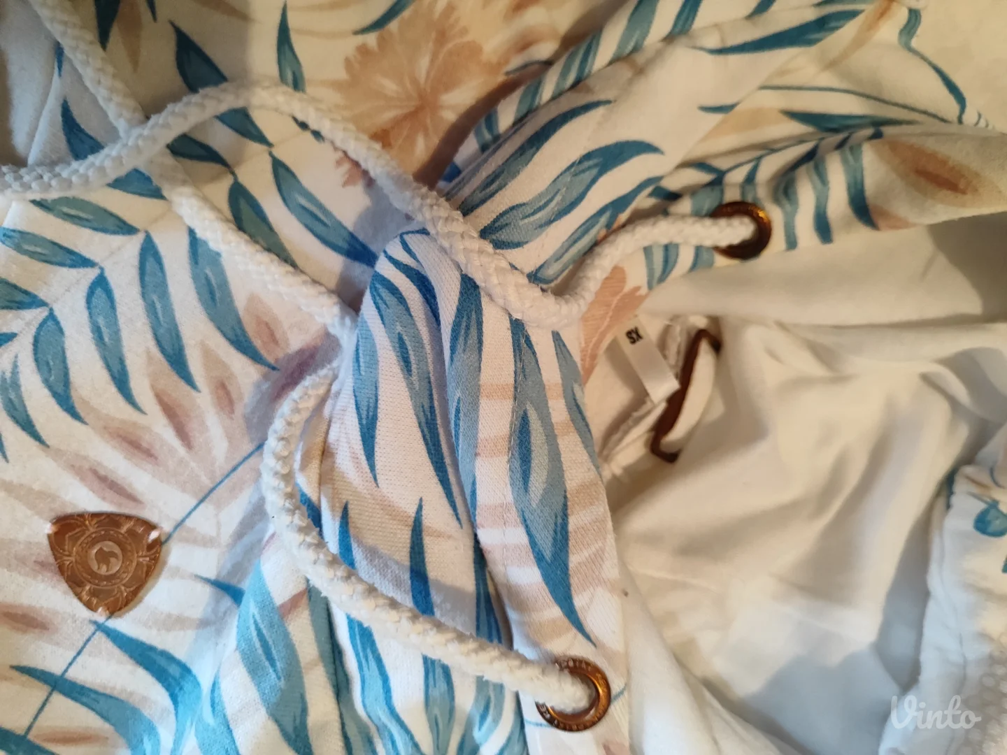 Beli duks sa kapuljačom