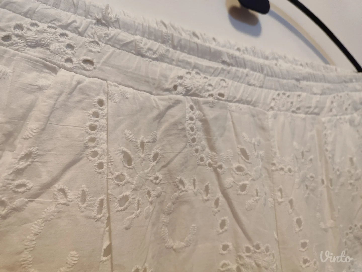 Bele čipkane pantalone