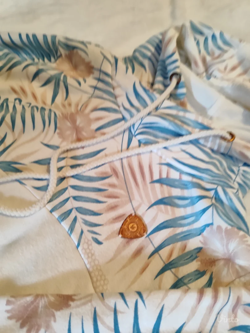 Beli duks sa kapuljačom