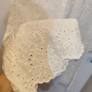 Bele čipkane pantalone