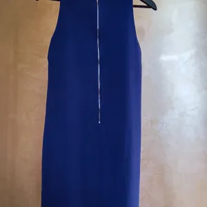 MANGO kraljevsko plava haljina