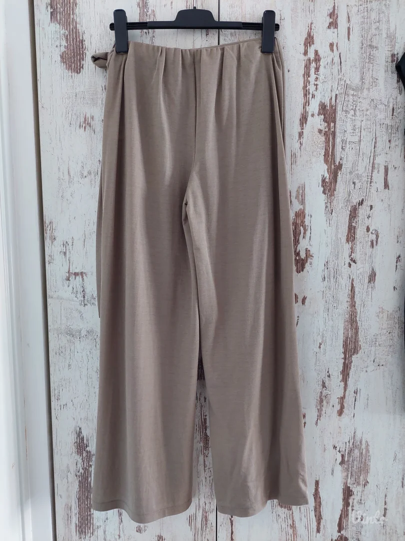 Zara pareo pantalone sa etiketom