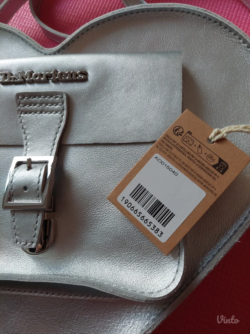 Dr Martens kožna torba / ranac SRCE sa etiketom