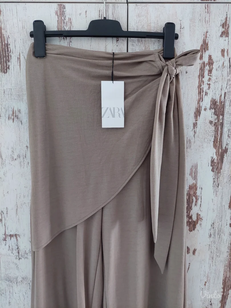 Zara pareo pantalone sa etiketom