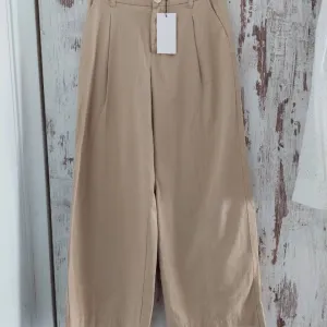 Zara krem pantalone sa etiketom