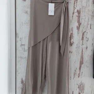 Zara pareo pantalone sa etiketom