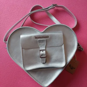 Dr Martens kožna torba / ranac SRCE sa etiketom