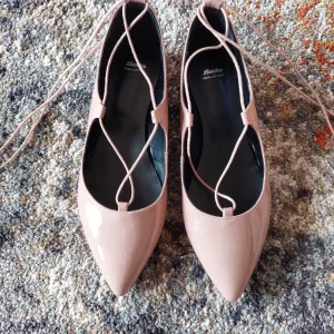 Bata nude baletanke sa vezivanjem