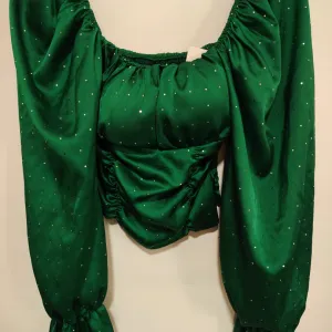 Top sa cirkonima i puf rukavima