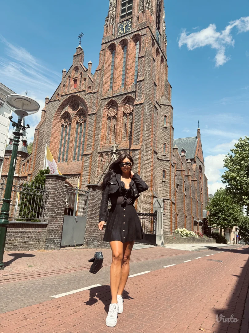 Crna suknja sa zlatnim dugmicima