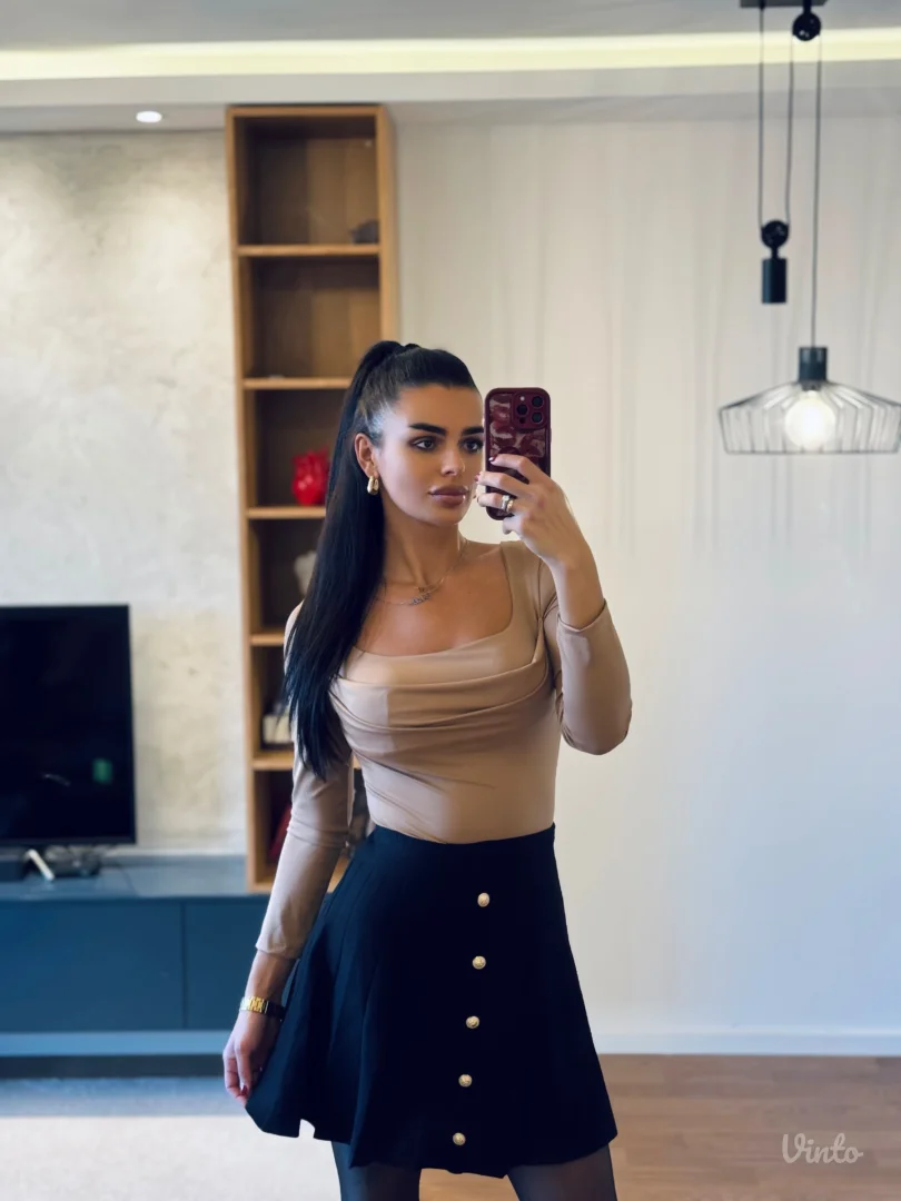 Crna suknja sa zlatnim dugmicima