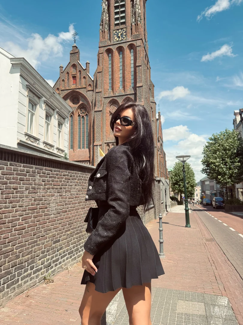 Crna suknja sa zlatnim dugmicima