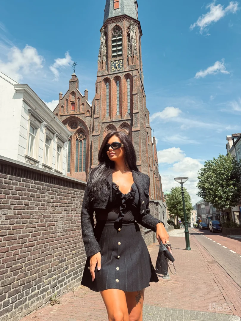 Crna suknja sa zlatnim dugmicima