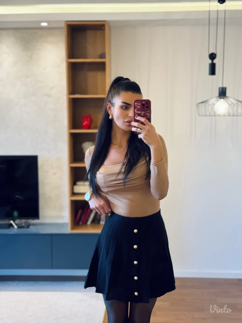 Crna suknja sa zlatnim dugmicima