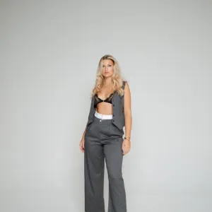 Komplet prsluk odelo sivo